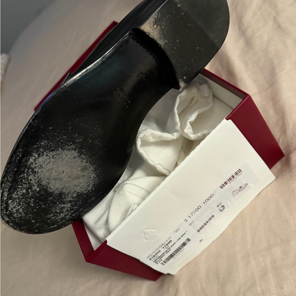 Gucci Elegant Black Loafers with Champagne Emblem. Only worn once- - Picture 2 of 5